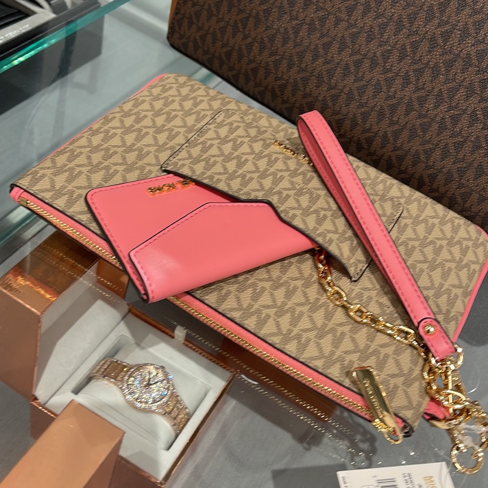 MICHAEL KORS JET SET ITEM LG 2 in 1 CARD CASE & WRISTLET
Tea Rose 
NWT - Picture 7 of 16
